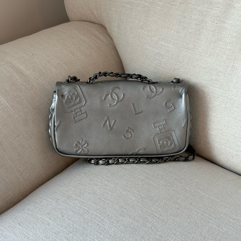 CHANEL Silver Quilted Shoulder Bag - Picture 6 of 10